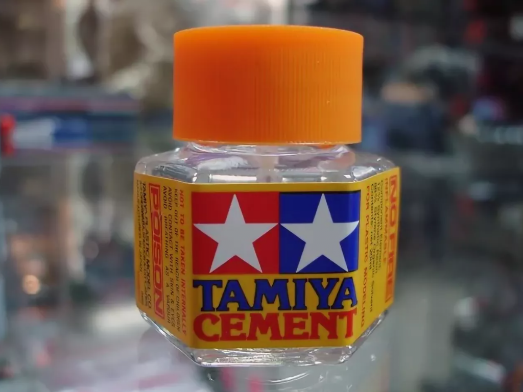 Линейка клеев для моделирования от Tamiya