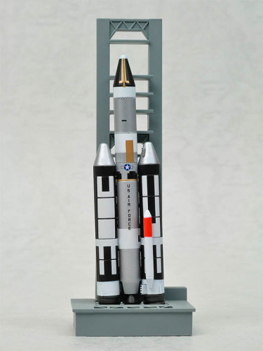 56228 Dragon Космический аппарат Titan IIIC w/Launch Pad (1:400)