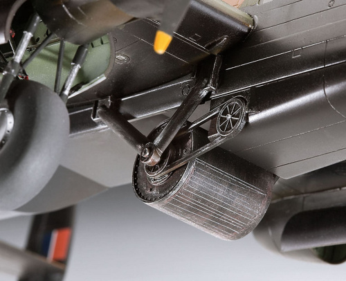 04295 Revell Британский тяжелый бомбардировщик Avro Lancaster (1:72)