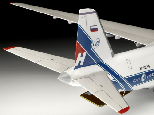 04221 Revell Советский тяжелый транспортный самолет Ан-124 (1:144)