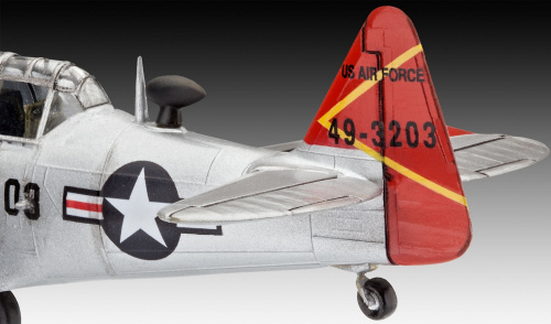 03924 Revell Американский легкий учебный самолет T-6 G Texan (1:72)