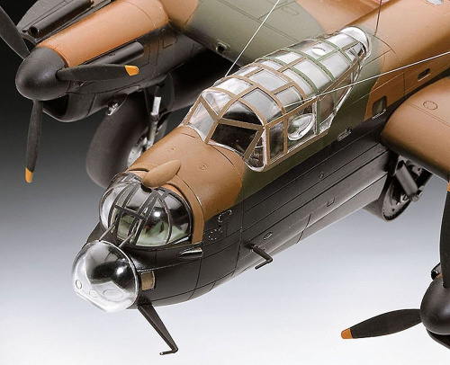 04295 Revell Британский тяжелый бомбардировщик Avro Lancaster (1:72)