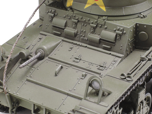 35360 Tamiya Американский легкий танк M3 Stuart, поздних выпусков с фигурой командира (1:35)