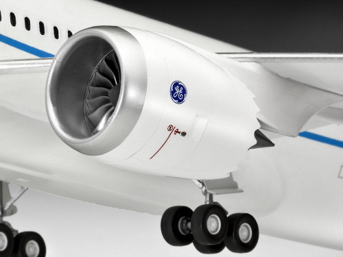 04261 Revell Пассажирский самолет Boeing 787 Dreamliner (1:144)