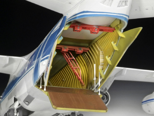 04221 Revell Советский тяжелый транспортный самолет Ан-124 (1:144)