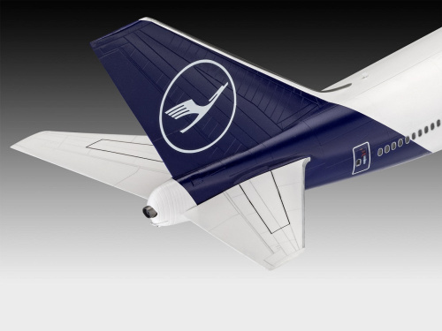 03891 Revell Боинг 747-8 Lufthansa New Livery (1:144)