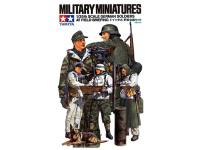 35212 Tamiya Немецкие солдаты зимой вокруг полевой печки (5 фигур) (1:35)